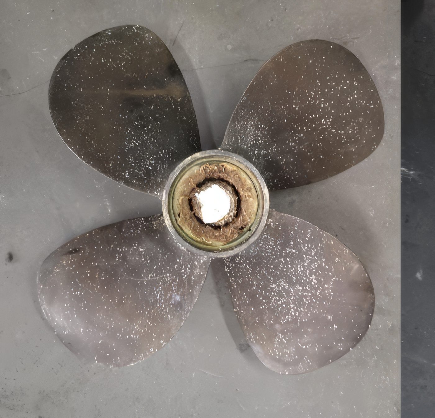 Propeller as it arrived, dull and pitted